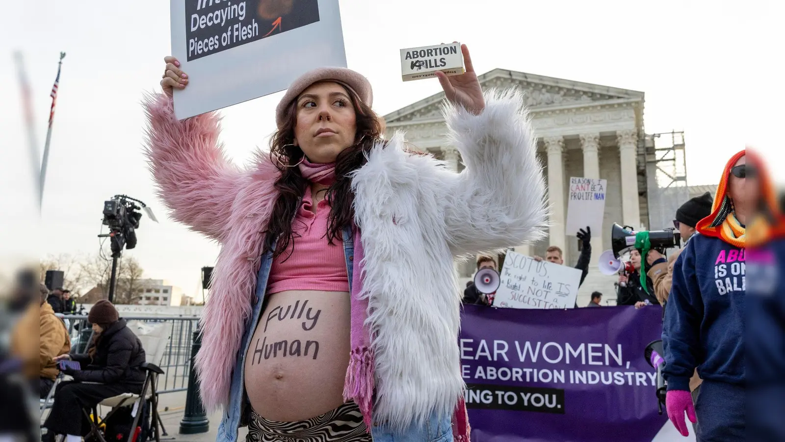 Hunderte Menschen demonstrieren vor dem Supreme Court in Washington. Dort beginnt heute eine Anhörung zur weiteren Zulassung einer Abtreibungspille. (Foto: Amanda Andrade-Rhoades/AP/dpa)