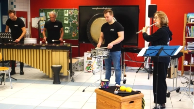 Natalie Schwaabe, Jürgen Leitner, Guido Margrander und Christian Pilz vom Symphonieorchesters des Bayerischen Rundfunks führten die Auracher Grundschulkinder spielerisch und interaktiv an die Schönheit und Vielfalt der Musik heran (Foto: Wolfgang Hauf)