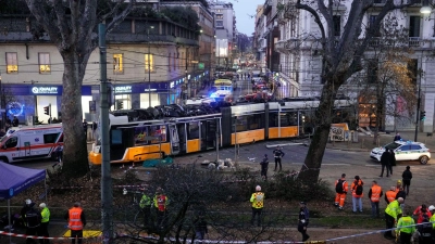 Die voll besetzte Straßenbahn war an einer Kreuzung entgleist, sie kam erst im Eingangsbereich eines Restaurants zum Stehen. (Foto: Luca Bruno/AP/dpa)