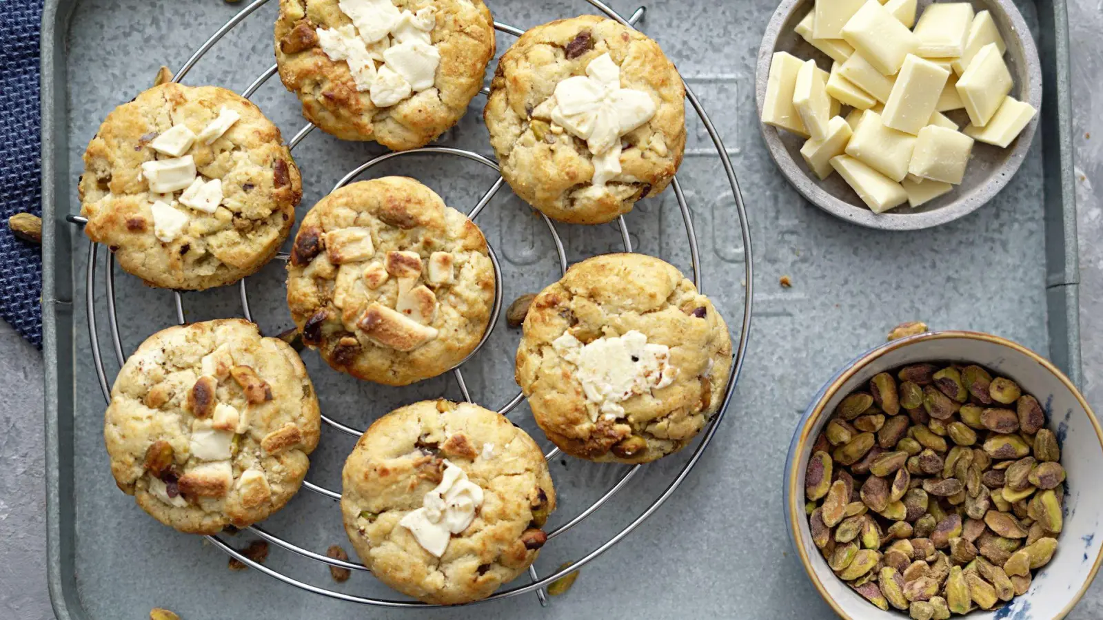 Bei den Cookies im New York Style handelt es sich um besonders dicke, große und knusprige Kekse mit Füllung und Topping. (Foto: Mareike Pucka/biskuitwerkstatt.de/dpa-tmn)