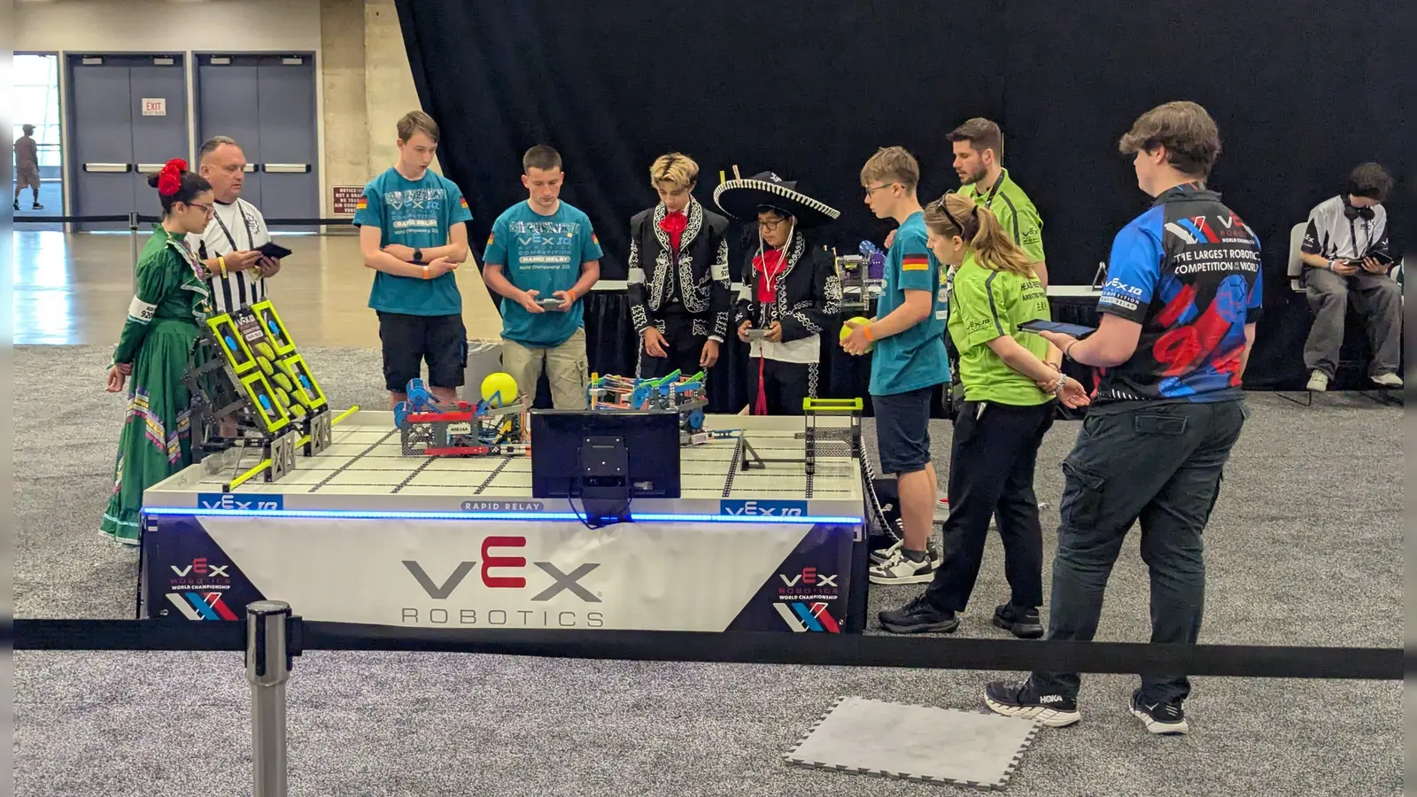 Das Robotik-Team der Realschule hochkonzentriert während des Wettkampfs im US-Bundesstaat Texas. (Foto: Simon Reeber)