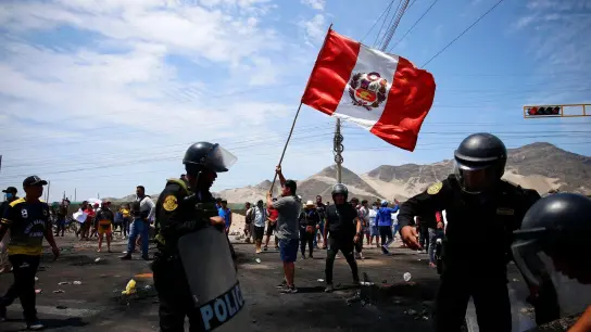 Anhänger des gestürzten peruanischen Präsidenten Castillo protestierten am vergangenen Donnerstag auf der Panamerikanischen Nordautobahn. (Foto: Hugo Curotto/AP/dpa)