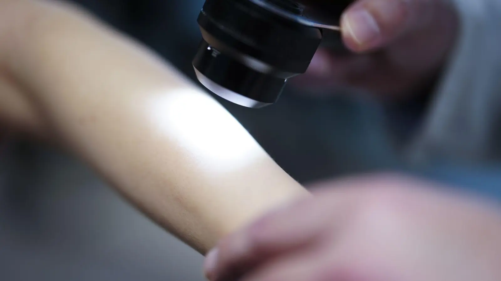 Nicht nur Hautkrebs lässt sich bei entsprechenden Vorsorgeuntersuchungen frühzeitig erkennen - und dann oft gut behandeln. (Symbolbild) (Foto: Eva Manhart/apa/dpa)