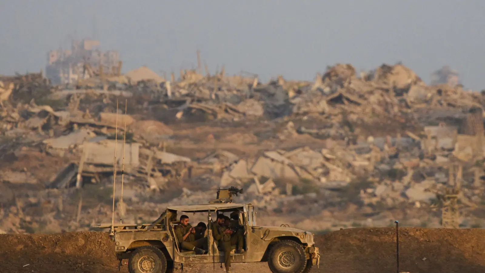Bei den Gesprächen in Scharm el Scheich gibt es im Gaza-Krieg erneut etwas Hoffnung.  (Foto: Ariel Schalit/AP/dpa)