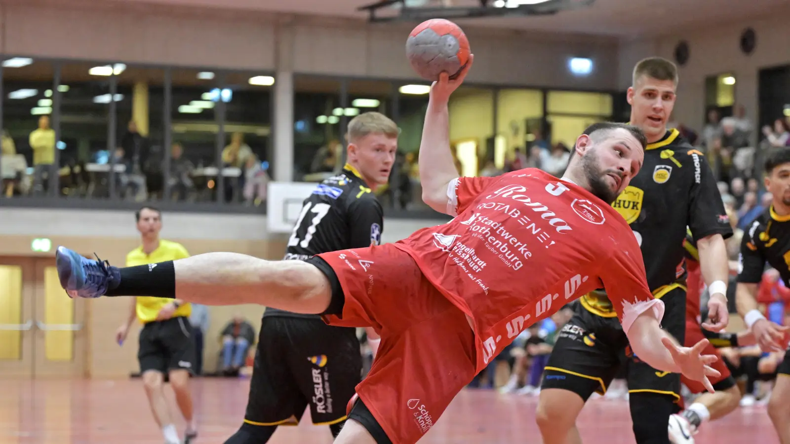 Wenn Daniel Laugner (am Ball) zum Abschluss kommt, fällt meist ein Tor für Rothenburg. (Foto: Martin Rügner)