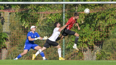 Mit diesem Kopfball erzielte Tim Weigl (rechts) das 3:2 für Aufkirchen gegen Arberg (Torwart Max Baumgärtner und Albert Glas), Endstand 4:2. Die Arberger empfangen am Samstag Fortuna Neuses zum Derby, der SCA spielt am Sonntag beim Schlusslicht Marienstein. (Foto: Martin Rügner)