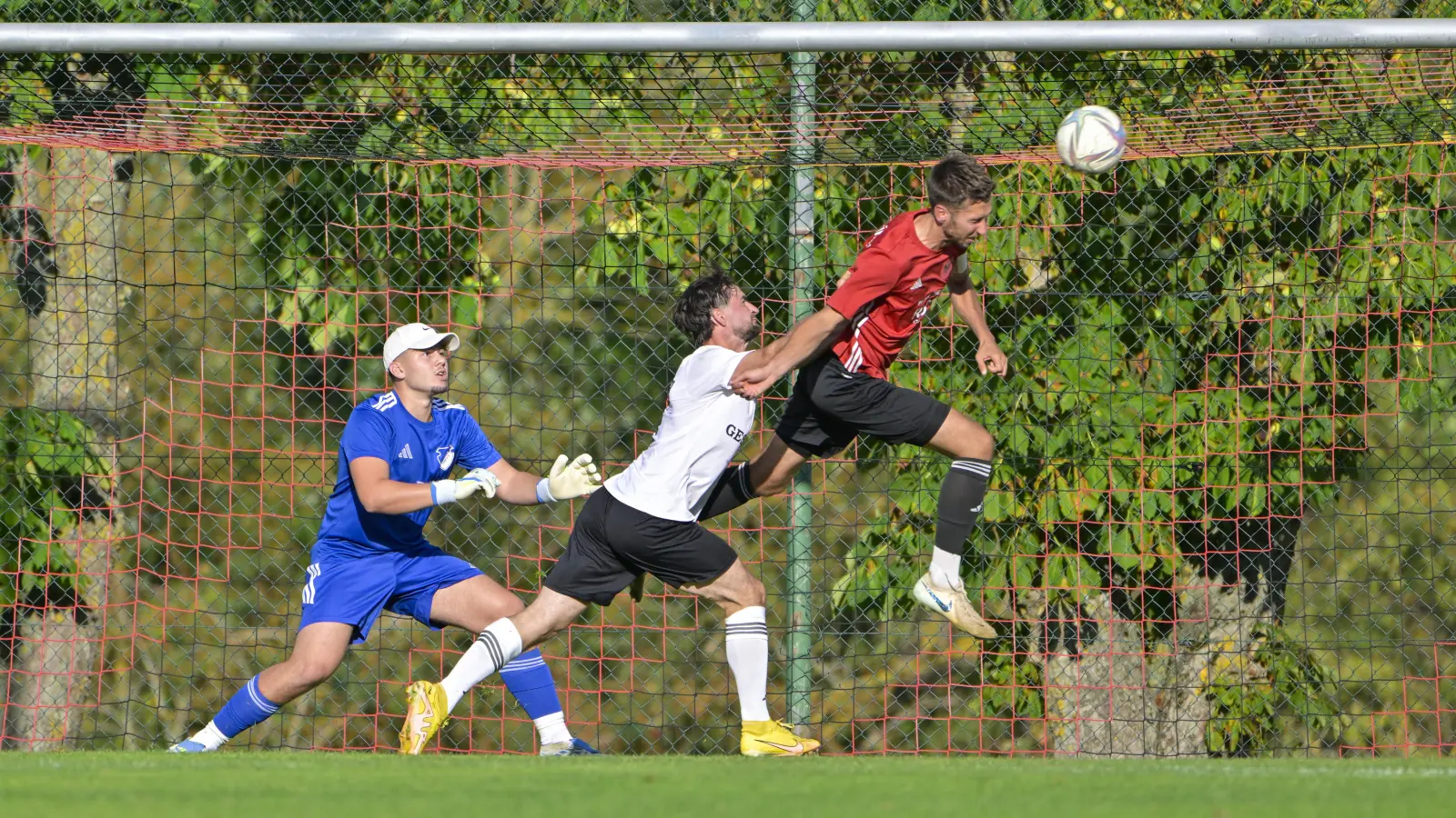 Mit diesem Kopfball erzielte Tim Weigl (rechts) das 3:2 für Aufkirchen gegen Arberg (Torwart Max Baumgärtner und Albert Glas), Endstand 4:2. Die Arberger empfangen am Samstag Fortuna Neuses zum Derby, der SCA spielt am Sonntag beim Schlusslicht Marienstein. (Foto: Martin Rügner)