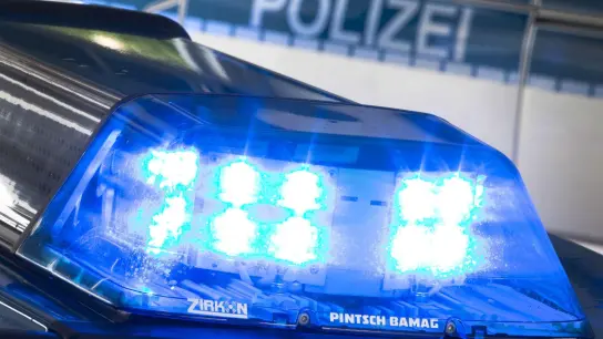 Nach einem Autounfall bei Neuherberg stellte die Polizei bei der Verursacherin eine Alkoholisierung fest. (Symbolbild: Friso Gentsch/dpa)