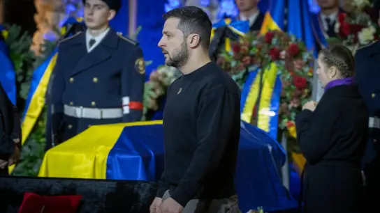 Präsident Wolodymyr Selenskyj nimmt in Kiew an der Trauerzeremonie zu Ehren der Verstorbenen des Hubschrauberabsturzes um Innenminister Monastyrskyj teil. (Foto: Efrem Lukatsky/AP/dpa)