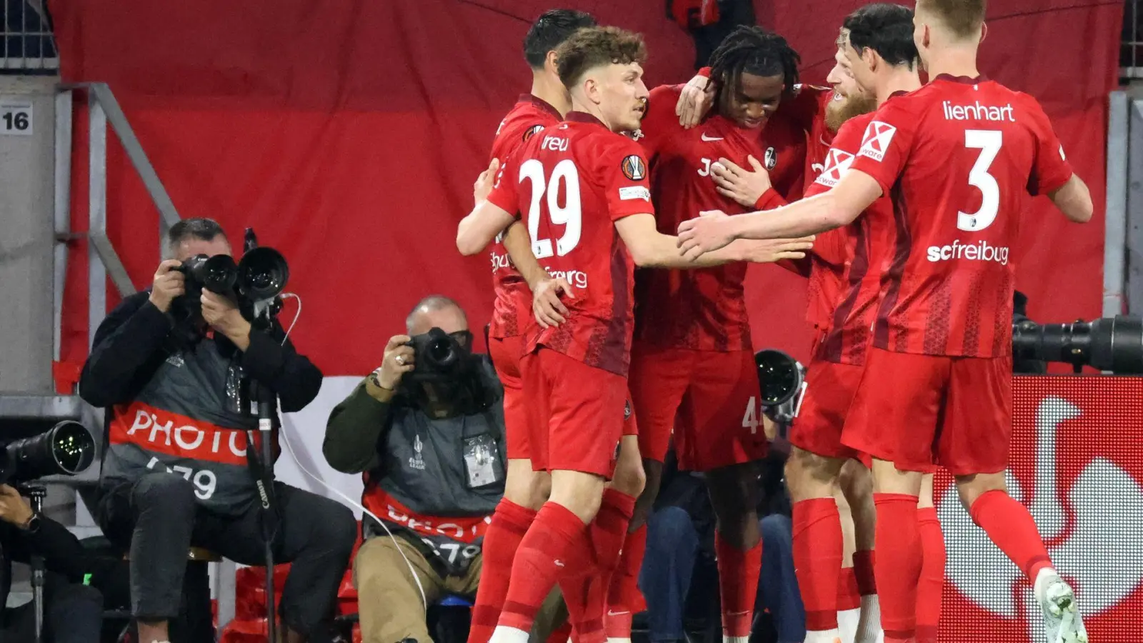 Trotz des Freiburger Sieges gibt es keinen weiteren Champions-League-Platz für die Bundesliga. (Foto: Philipp von Ditfurth/dpa)