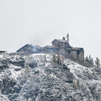 Das Kehlsteinhaus wurde durch den Brand schwer zerstört.  (Foto: Jason Tschepljakow/dpa)