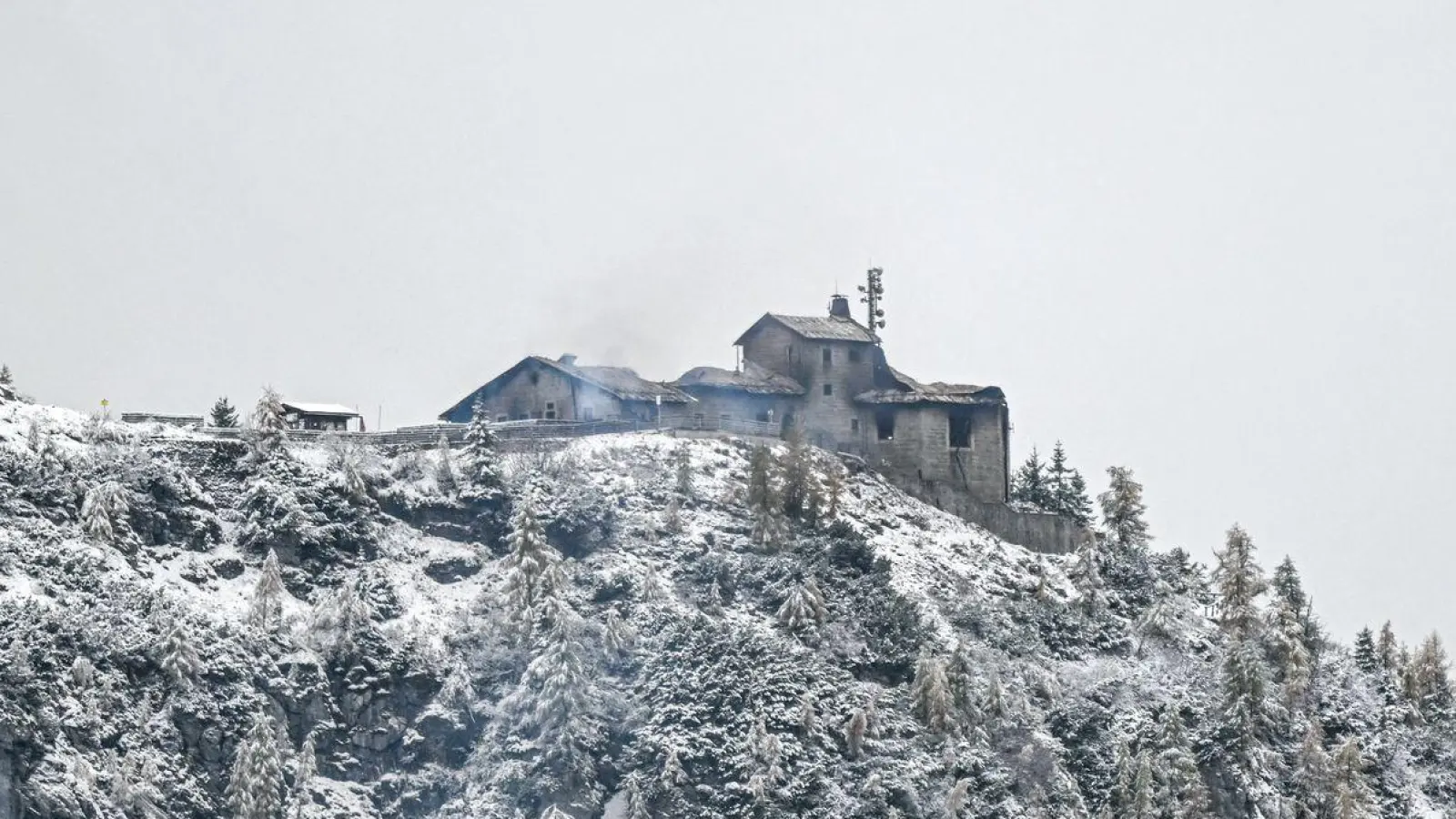Das Kehlsteinhaus wurde durch den Brand schwer zerstört.  (Foto: Jason Tschepljakow/dpa)