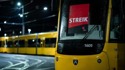 Bei einem Streik im Nahverkehr, der nicht überraschend ausgerufen wird, müssen sich Beschäftigte um eine alternative Beförderung zur Arbeit kümmern. (Foto: Fabian Strauch/dpa/dpa-tmn)