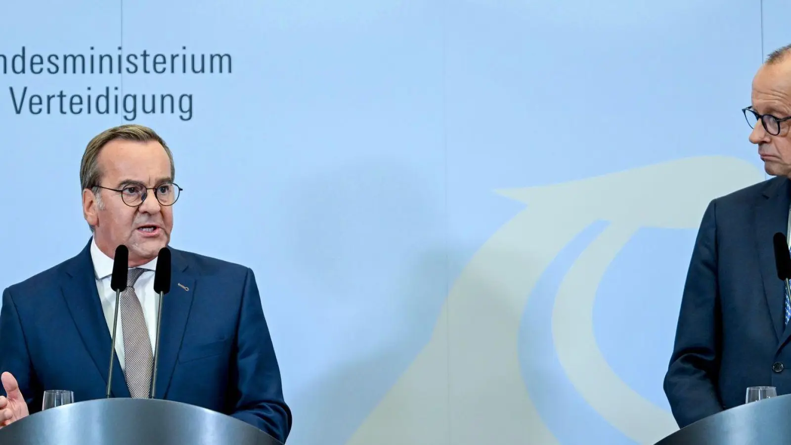 Pistorius und Merz bei ihrer Pressekonferenz nach der Kabinettssitzung im Bendlerblock. (Foto: Britta Pedersen/dpa)