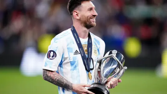 „Wunderschön“: Argentiniens Messi freut sich nach dem Sieg gegen Italien auf weitere Gegner. (Foto: John Walton/PA Wire/dpa)