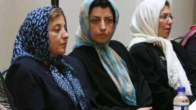 Narges Mohammadi (M.), Menschenrechtsaktivistin aus dem Iran, sitzt im August 2007 neben der iranischen Friedensnobelpreisträgerin Shirin Ebadi (l.). (Foto: Vahid Salemi/AP/dpa)