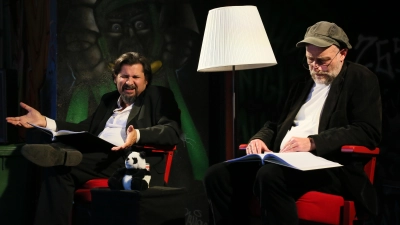 Lasen Sławomir Mrożeks Einakter „Emigranten”: Levent Özdil (links) und Robert Arnold. (Foto: Martina Kramer)