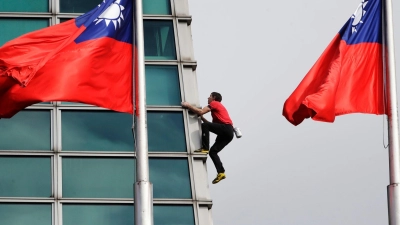 Etwas mehr als anderthalb Stunden hat Alex Honnold für die Besteigung des Taipeh 101 gebraucht. (Foto: ChiangYing-ying/AP/dpa)