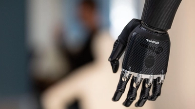 Handprothese im Showroom von Ottobock in Duderstadt. Der Orthopädietechnikhersteller geht an die Börse. (Foto: Swen Pförtner/dpa)