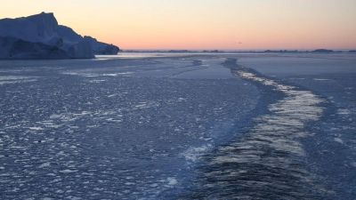 Das Eis über Grönland verringerte sich 2025 im 29. Jahr in Folge. Es schmilzt direkt oder fließt ins Meer. (Illustration) (Foto: Steffen Trumpf/dpa)