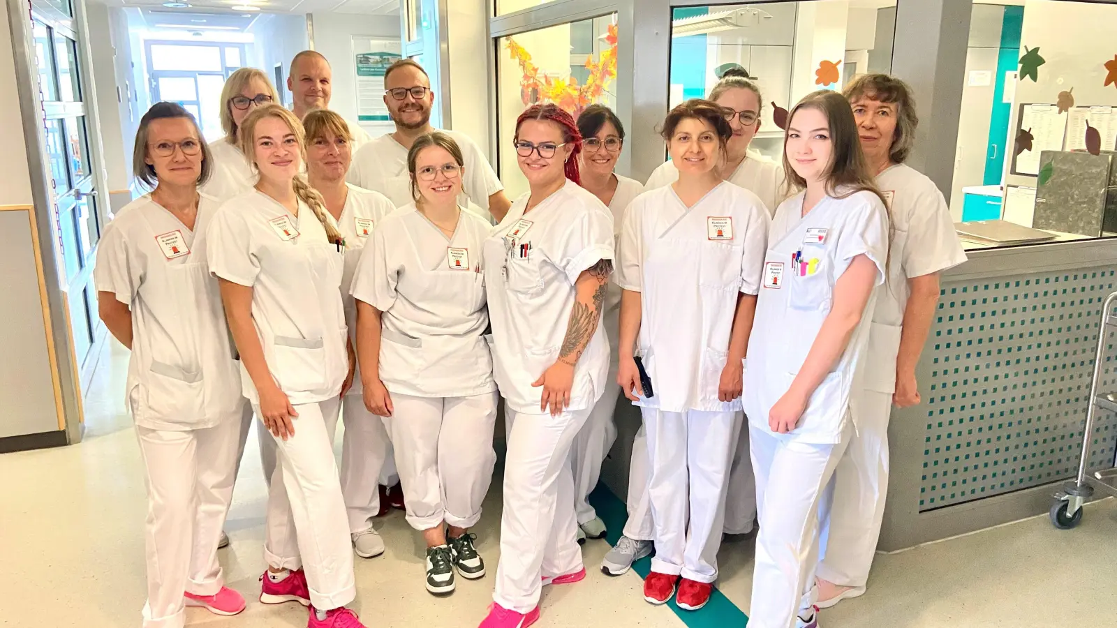 Beschäftigte im Pflegedienst der Klinik Bad Windsheim tragen einen Aufkleber „Alarmstufe Rot! Kliniken im Protest – Wir sind trotzdem für Sie da!“ auf Ihrer Dienstkleidung. (Foto: Kliniken des Landkreises/Benjamin Maier)