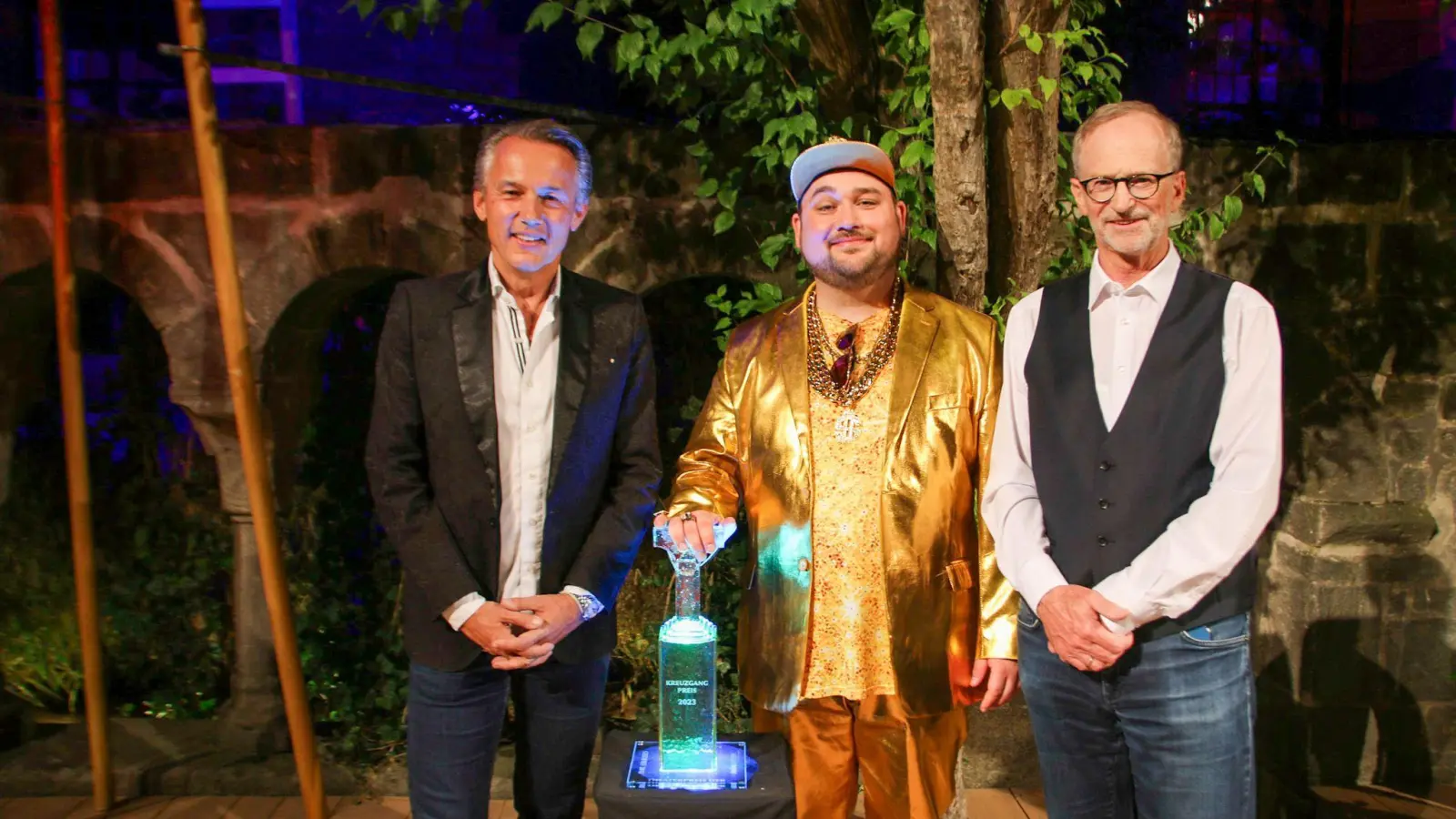 Lennart Matthiesen (Mitte) ist der Träger des Kreuzgangpreises der Jubiläumsspielzeit 2023. Laudator Klaus Seeger (links) und Intendant Johannes Kaetzler (rechts) würdigten die kreative Schaffenskraft des Schauspielers und Regisseurs. (Foto: Martina Haas)