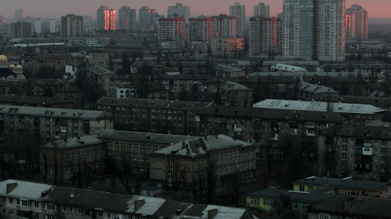 Hochhäuser in einem Kiewer Wohngebiet in der Morgendämmerung. (Foto: -/Ukrinform/dpa)