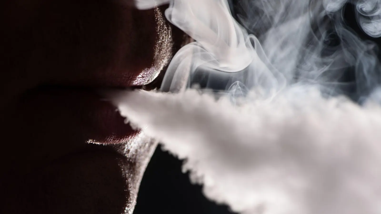 Gerade wer schon lange raucht, braucht Wissen und Instrumente, um das Suchtverhalten zu stoppen. (Foto: Franziska Gabbert/dpa-tmn)