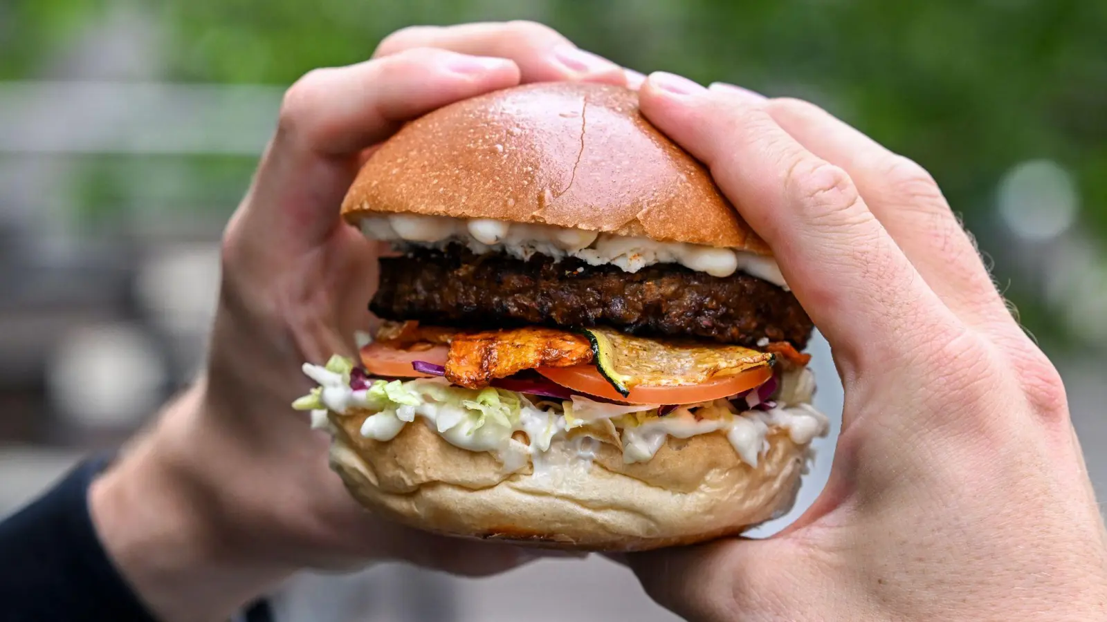 Burger mit einem vegetarischen Patty belegt. (Archivbild) (Foto: Jens Kalaene/dpa)