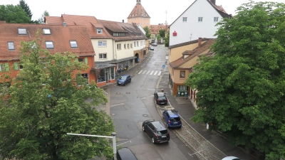 In der Heilsbronner Hauptstraße dominiert der Autoverkehr. Auch mit der geplanten Neugestaltung will die Mehrheit im Stadtrat das nicht grundsätzlich verändern. (Foto: Eckard Dürr)