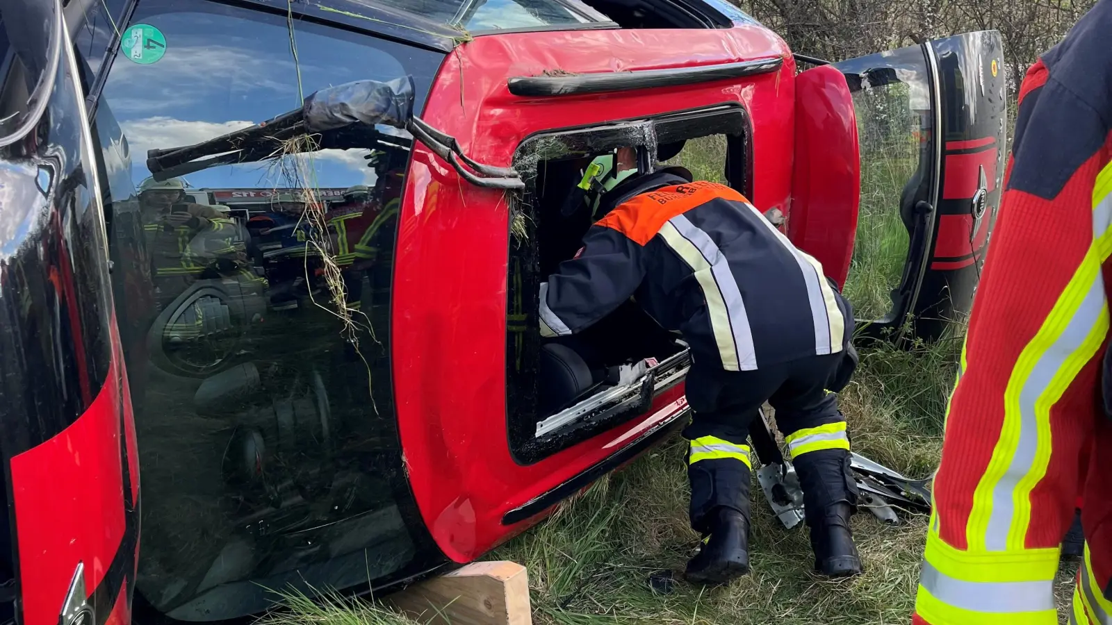 Die Feuerwehr sicherte das Autowrack. (Foto: Feuerwehr Ansbach)