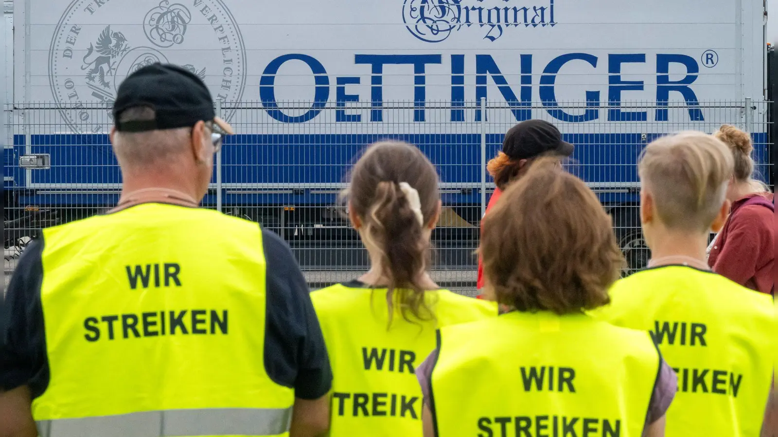Im Tarifstreit bei der Brauerei Oettinger setzen beide Seiten nun auf die Schlichtung. (Archivbild) (Foto: Peter Kneffel/dpa)