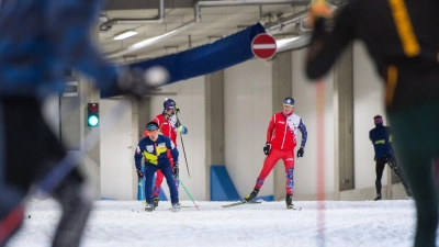 Indoor-Trainung bei Eiseskälte: Skilangläufer in der Skisporthalle Oberhof. (Foto: Jens-Ulrich Koch/dpa-Zentralbild/dpa-tmn)