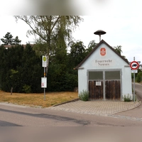 Seit über einem Jahrzehnt hoffen die Feuerwehrfrauen und -männer in Neuses auf ein neues Domizil. Das bisherige Gerätehaus in der Ortsmitte soll weichen. (Foto: Antonia Müller)
