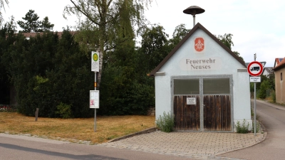 Seit über einem Jahrzehnt hoffen die Feuerwehrfrauen und -männer in Neuses auf ein neues Domizil. Das bisherige Gerätehaus in der Ortsmitte soll weichen. (Foto: Antonia Müller)