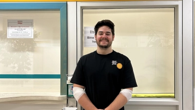 Die Verbände an den Armen sind die sichtbaren Zeichen der Stammzellentnahme. Bis auf Kopfschmerzen und Erschöpfung geht es Felix Birmann direkt danach gut. (Foto: Timo Birmann)