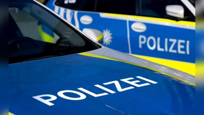 Die Polizei hat in Regensburg einen Mann bei der geplanten Übergabe von Bargeld und Schmuck nach einem sogenannten Schockanruf festgenommen. (Symbolbild) (Foto: Sven Hoppe/dpa)