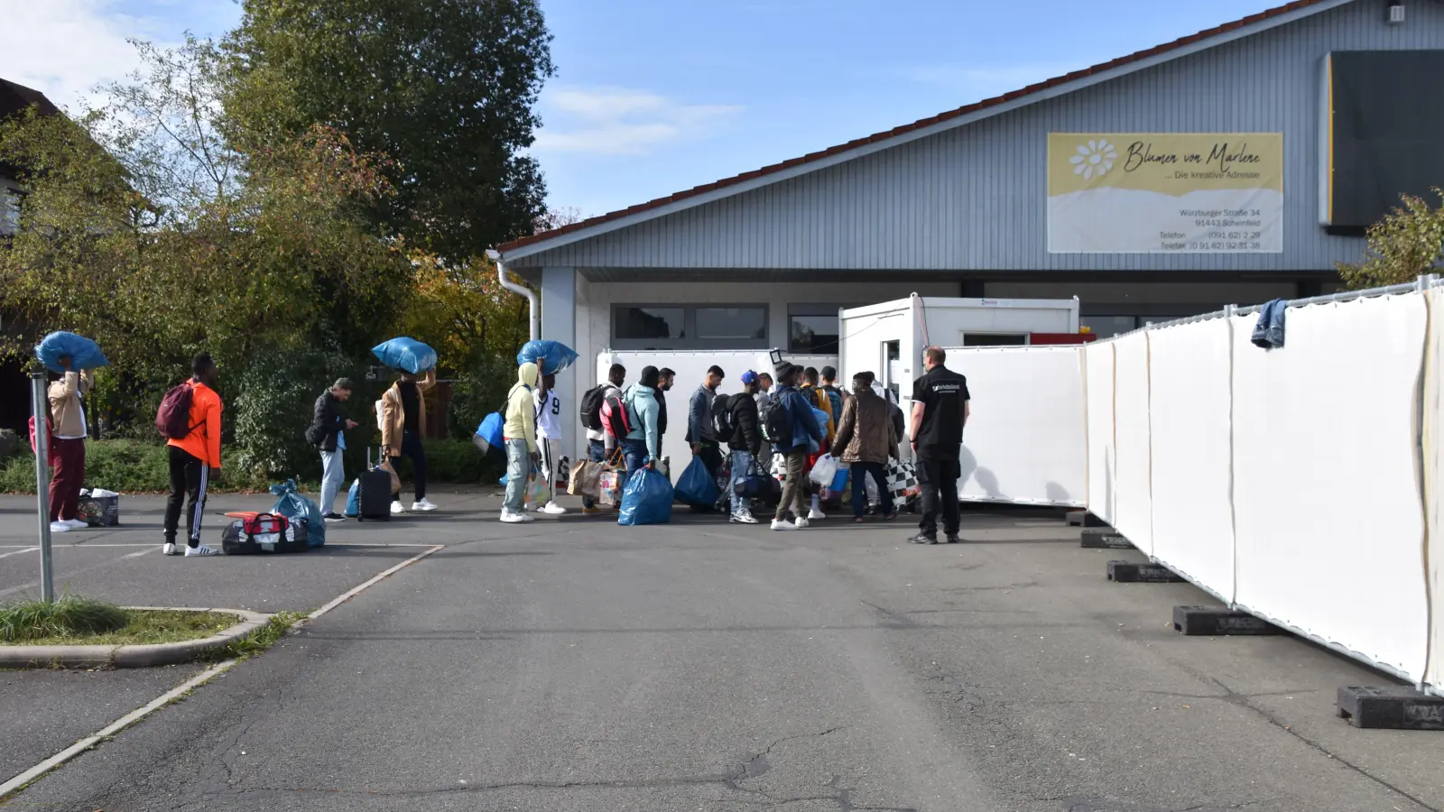 Ein neuer Tross an Flüchtlingen kam am Freitagvormittag in Scheinfeld an. (Foto: Andreas Reum)