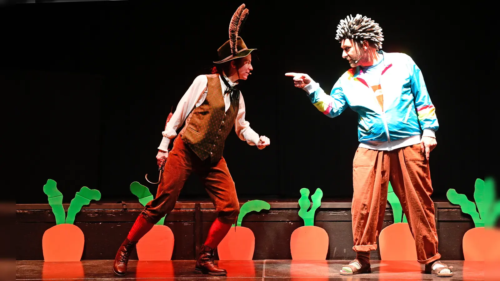 Auf dem Rübenacker geraten gerade zwei aneinander. Ein Wettlauf zwischen den beiden bahnt sich an – eine Szene mit Flora Pulina als Hase und Thorsten Siebenhaar als Igel. (Foto: Jim Albright)