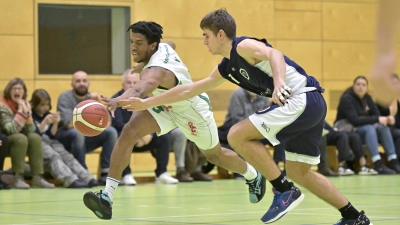 Früher am Ball: Der Ansbacher Fernando Noblet-Durruthy (links) gibt hier beim Spiel im Dezember 2022 dem Schwabinger Jeremy Kolev das Nachsehen. (Foto: Martin Rügner)