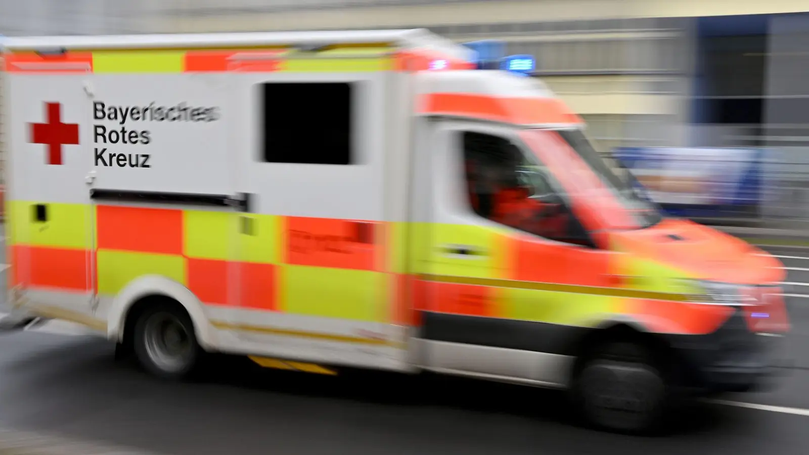 Der Motorradfahrer starb noch an der Unfallstelle. (Symbolbild) (Foto: Peter Kneffel/dpa)