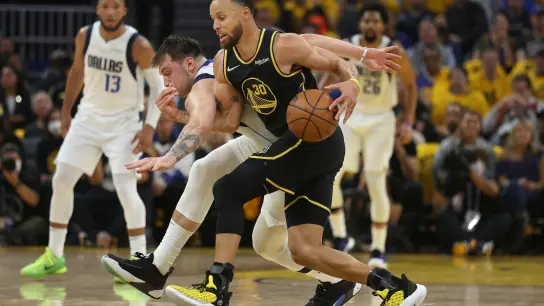 Stephen Curry (30), Guard der Golden State Warriors, und Luka Doncic, Guard der Dallas Mavericks, kämpfen um den Ball. (Foto: Jed Jacobsohn/AP/dpa)