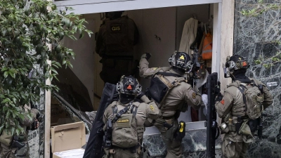 Eine Spezialeinheit der Carabinieri stürmt während eines Überfalls eine Bank in Neapel. (Foto: Salvatore Laporta/Kontrolab/IPA via ZUMA Press/dpa)