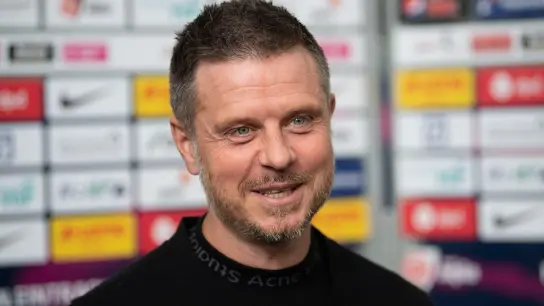 Bayerns Trainer Alexander Straus lächelt. (Foto: Sebastian Gollnow/dpa/Archivbild)
