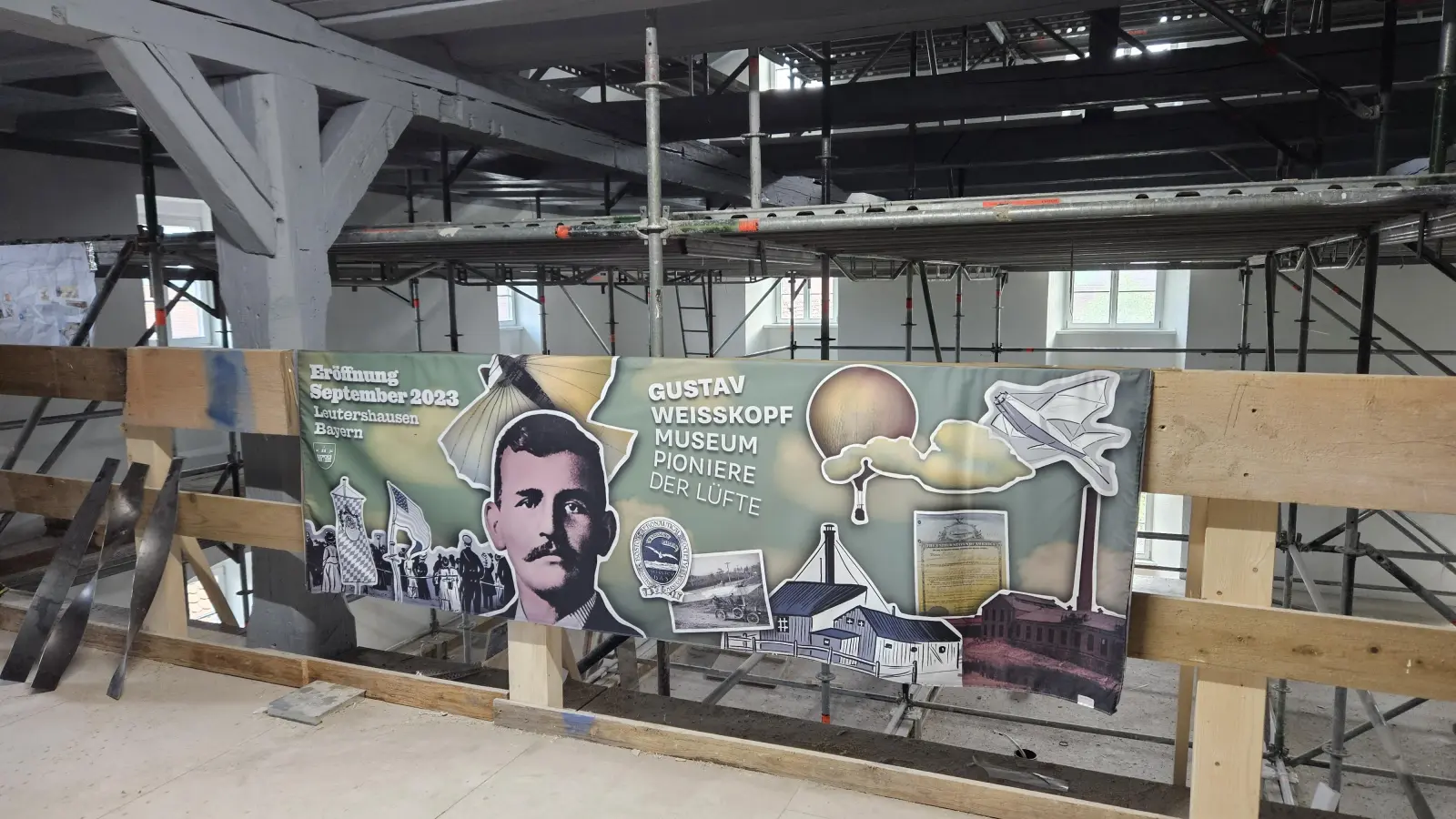 Noch ist Gustav Weißkopf nur auf einem Banner präsent. Im September soll das neue Domizil des Flugpioniers eingeweiht werden.  (Foto: Wolfgang Grebenhof)