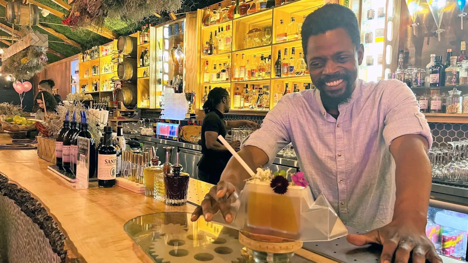 Bartender Michael Tonderei von der Cocktailbar Cause Effect in Kapstadt präsentiert den Drink „Table Mountain“, der mit Aromen endemischer Fynbos-Pflanzen durchsetzt ist. (Foto: Kristin Palitza/dpa)