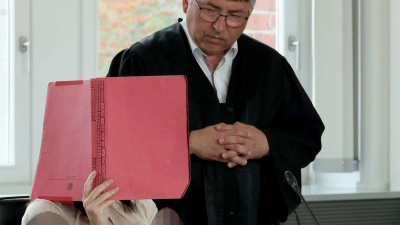 Die Angeklagte hat am 22. Verhandlungstag ausführlich zu den Vorwürfen Stellung genommen - und sie dabei zurückgewiesen.  (Foto: Bernd Wüstneck/dpa)