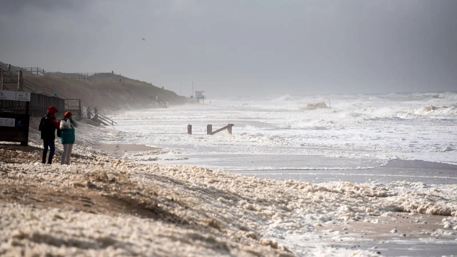 Sturmflut vor Sylt. Das Wetter lockte auch Spaziergänger an die Nordsee. (Foto: Daniel Bockwoldt/dpa)