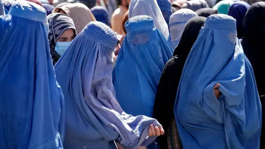 Seit die Taliban die Herrschaft übernommen haben, sind die Rechte von Frauen und Mädchen in Afghanistan stark eingeschränkt worden. (Foto: Ebrahim Noroozi/AP/dpa)