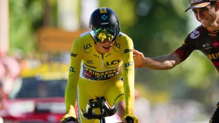 Dem Dänen Jonas Vingegaard genügte im Einzelzeitfahren Platz zwei, um das Gelbe Trikot zu verteidigen. (Foto: Thibault Camus/AP/dpa)